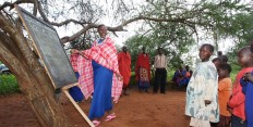 Schulen unter dem Baum in der Maasaisteppe